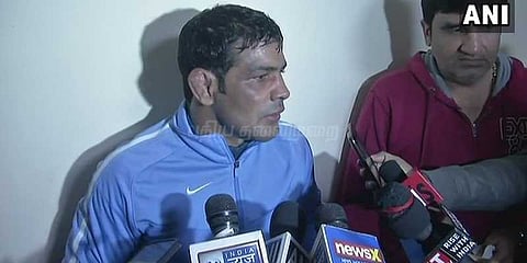 மல்யுத்த வீரருக்கு ’கடி’: மைதானத்தில் ரகளை