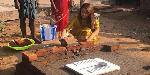 கழிப்பறைக்கட்டிக் கொடுத்த த்ரிஷா: வைரல் வீடியோ