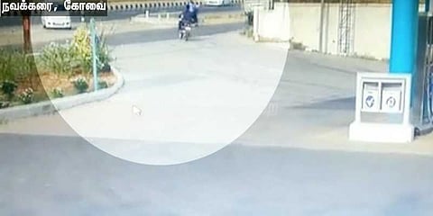 கவனக்குறைவால் சாலையை கடந்தபோது மாணவர் உயிரிழப்பு: சிசிடிவி காட்சிகள்