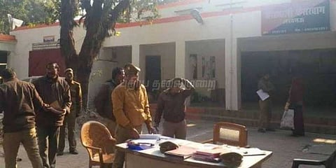 பாஜக ஆளும் உபியில் காவல் நிலையத்துக்கு காவி நிறம்