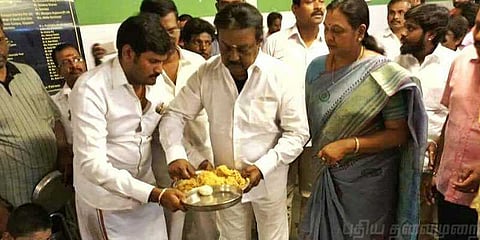 பொங்கல்: மனவளர்ச்சியற்ற குழந்தைகளுடன் விஜயகாந்த்! போட்டோ கேலரி