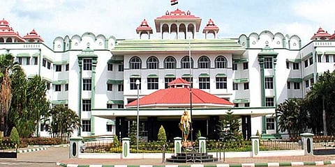 அலங்காநல்லூர் ஜல்லிக்கட்டு சட்டவிரோதம்: உயர்நீதிமன்றம் கருத்து