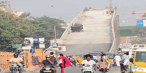 பதற வைக்கும் 65 அடி உயர செங்குத்துப் பாலம்: மிரளும் மக்கள்!