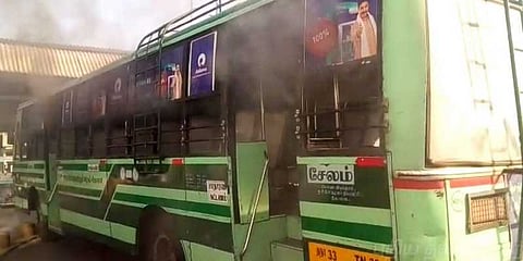 ஈரோட்டில் திடீரென தீப்பற்றி எரிந்த பேருந்து: பயணிகள் அலறியடித்தபடி ஓட்டம்..!