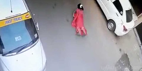 தாலியை பறிக்க பெண்ணை தரையோடு தரையாக இழுத்துச்சென்ற கொள்ளையர்கள்