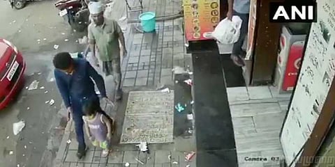 வாசலில் நின்ற குழந்தை கடத்தல்: 6 மணி நேரத்தில் மீட்டது போலீஸ்!