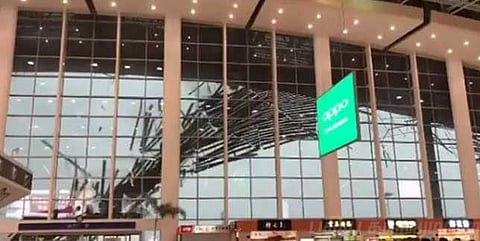 விமான நிலையத்தில் இடிந்து விழுந்த மேற்கூரை - வீடியோ