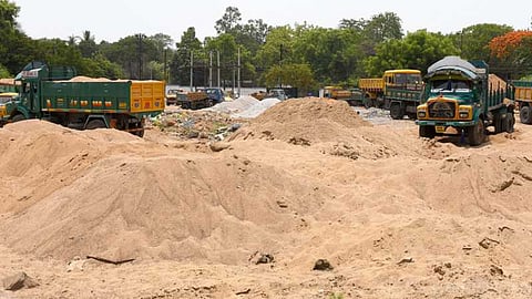 ஆற்றில்  மணல் திருட்டு : வேடிக்கை பார்க்கும் அதிகாரிகள்