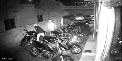 இரட்டை கொள்ளையர்கள் மோட்டார் சைக்கிளை திருடும் சி.சி.டி.வி காட்சி