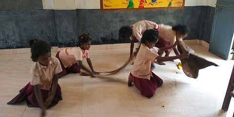 குழந்தைகளை மிரட்டி வேலை வாங்கும் தலைமை ஆசிரியை