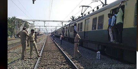 ஆயுதங்களுடன் அலைந்த கல்லூரி மாணவர்கள்: விரட்டிப் பிடித்த போலீஸ்