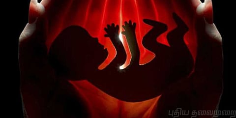 வீட்டிற்கு தெரியாமல் கருவை கலைத்த இளம்பெண் உயிரிழப்பு: போலி மருத்துவரும் சிக்கினார்..!