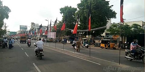 சாலையின் நடுவில் துளைபோட்டு கொடி கம்பத்தை நாட்டிய அதிமுக: விபத்து பயத்தில் பொதுமக்கள்..!