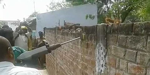 சந்தையூரில் சர்ச்சைக்குரிய சுவர் பாதுகாப்புடன் இடிப்பு!