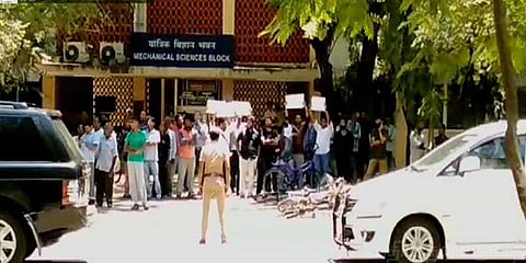 பிரதமரை எதிர்த்து ஐஐடி மாணவர்கள் திடீர் போராட்டம்