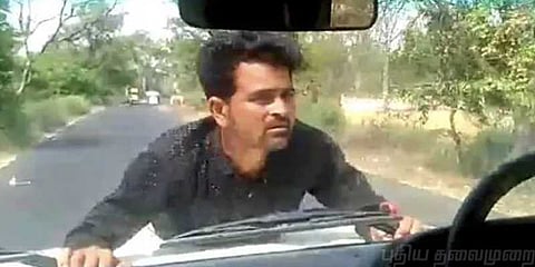 ஆர்ப்பாட்டம் நடத்தியவரை காரில் தொங்கவிட்டு போன ’கோபக்கார’ அதிகாரி: வைரலாகும் வீடியோ