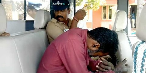 ஏடிஎம்மில் சிறுகச் சிறுக செய்த திருட்டு: ஊழியர் கைது