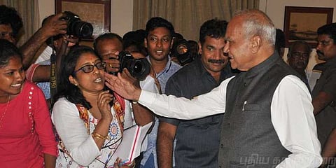 கன்னத்தில் தட்டிய விவகாரம்: மன்னிப்பு கேட்டார் ஆளுநர்