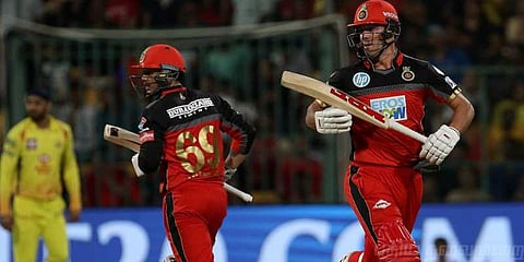 சிக்சர் மழை பொழிந்து அதிரடி காட்டிய டி வில்லியர்ஸ்: சென்னைக்கு 206 ரன்கள் இலக்கு