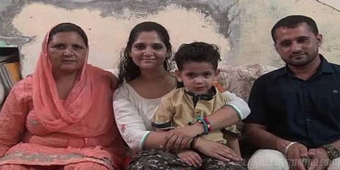 4 வயது குழந்தைக்கு தாய், ஆனால் ஐஏஎஸ் தேர்வில் சாதனை