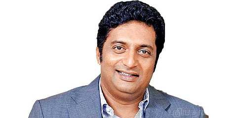 பாஜகவின் இசைக்கு நடனமாடுகிறது தமிழக அரசு: பிரகாஷ் ராஜ்