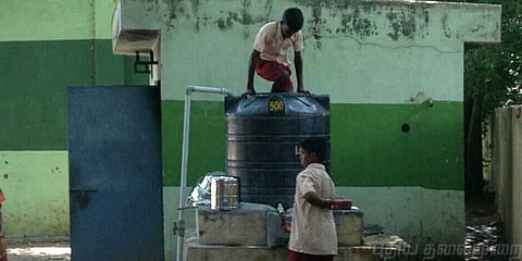 பள்ளி சென்ற முதல் நாளே மாணவர்களுக்கு நேர்ந்த அவலம்!