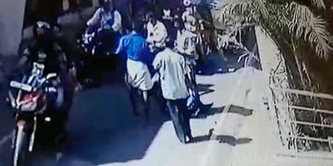 போதையில் துப்புரவுப்பணியாளர்களை தாக்கிய காவலர்