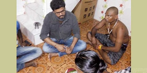 துப்பாக்கிச் சூட்டில் உயிரிழந்தவர்களின் குடும்பத்திற்கு நடிகர் விஜய் நேரில் ஆறுதல்