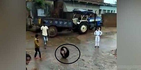 டயரில் வித்தை காட்டிய விஞ்ஞானி சிறுவன் - வைரல் வீடியோ