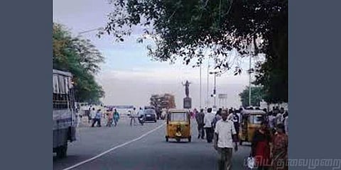 மெரினாவில் வெளிநாட்டு பயணியைத் தாக்கி வழிப்பறி