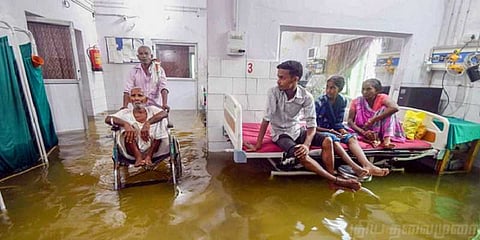 வெள்ளக்காடாக காட்சியளிக்கும் அரசு மருத்துவமனை - தீவிர சிகிச்சை பிரிவிலும் தண்ணீர்