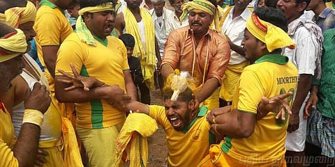 தலையில் தேங்காய் உடைத்து விநோத வழிபாடு