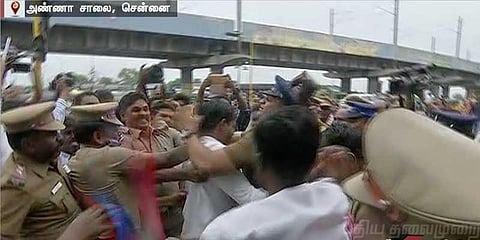 பெரியார் சிலை மீது காலணி வீச்சு.. திருமாவளவன் போராட்டம்