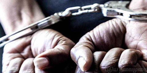 கைவிலங்கோடு தப்பித்த கைதி : தாயை சந்தித்தபோது கைது