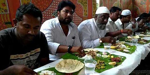 மத நல்லிணக்க விருந்து ! அன்பை பரிமாறிக்கொண்ட இந்து-இஸ்லாமியர்கள்