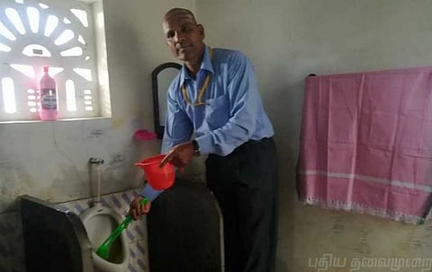 தினசரி பள்ளி கழிவறையை சுத்தம் செய்யும் தலைமை ஆசிரியர்..!