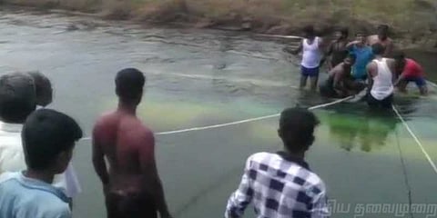 கால்வாயில் பேருந்து கவிழ்ந்து 15 பேர் உயிரிழப்பு