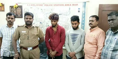 காவலரிடம் செல்போன் பறிக்க முயன்ற இருவர் கைது