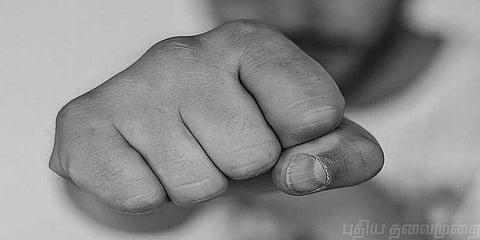 செல்ஃபி எடுக்கும்போது ஃபிரேமில் தெரிந்த நபருக்கு தர்ம அடி