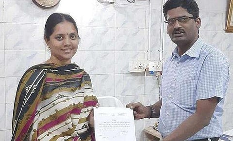 நான் சாதி மதமற்றவள் ! சான்றிதழ் பெற்ற இளம் பெண்