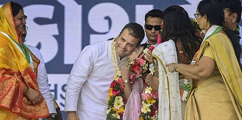 மேடையில் ராகுல் கன்னத்தில் முத்தமிட்ட பெண் 