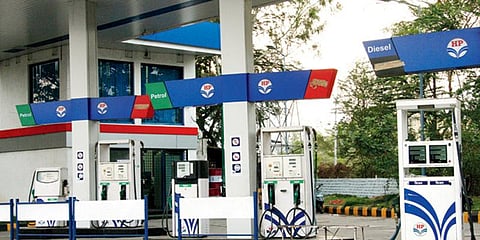 ‘வீரர்களுக்கு அஞ்சலி’- பெட்ரோல் பங்குகளில் 15 நிமிடங்கள் விநியோகம் நிறுத்தம்