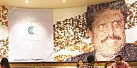 புல்வாமா தாக்குதல் எதிரொலி : மும்பையில் இம்ரான் கான் புகைப்படம் மறைப்பு