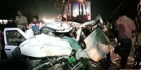 பேருந்து மீது கார் மோதல்: ஒரே குடும்பத்தைச் சேர்ந்த 3 பேர் பலி