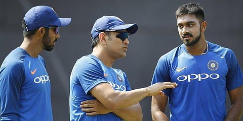 பயிற்சியின் போது தோனி காயம்: நாளை ஆடுவது சந்தேகம்!