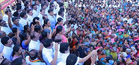 பாதிக்கப்பட்ட பெண்ணின் பெயரை மறுபடி மறுபடி சொன்னது ஏன் ? கனிமொழி சரமாரி கேள்வி