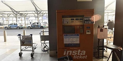 மெட்ரோ டோக்கன் வழங்கும் இயந்திரத்தில் சிக்கி சிறுமி விரல் எலும்புகள் முறிவு - போலீசார் வழக்குப்பதிவு