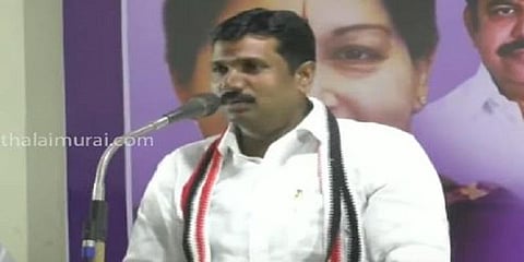 பிரச்சார மேடையில் நான்கு மொழிகளில் பேசி அசத்திய அதிமுக வேட்பாளர்