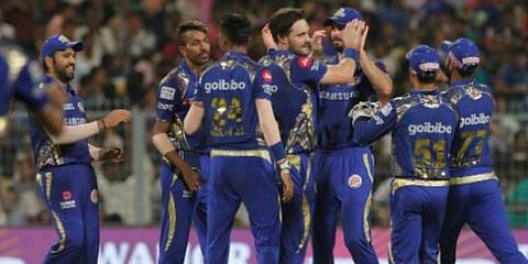 மும்பையுடனான ஐபிஎல் மோதல் : தொடக்கத்திலேயே தடுமாறும் டெல்லி