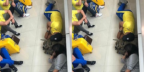 ‘இது எங்களுக்கு பழகிப் போச்சு’ - விமான நிலையத்தில் படுத்துறங்கிய தோனி, சாக்‌ஷி